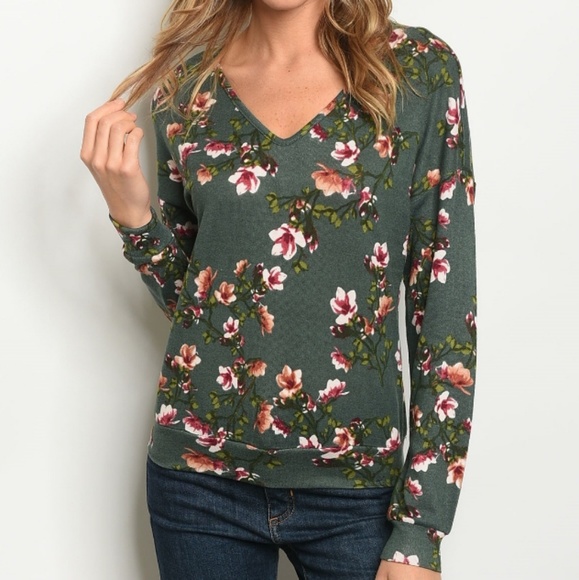 💚Soft Forest Green V-neck Floral Top - Picture 2 of 3